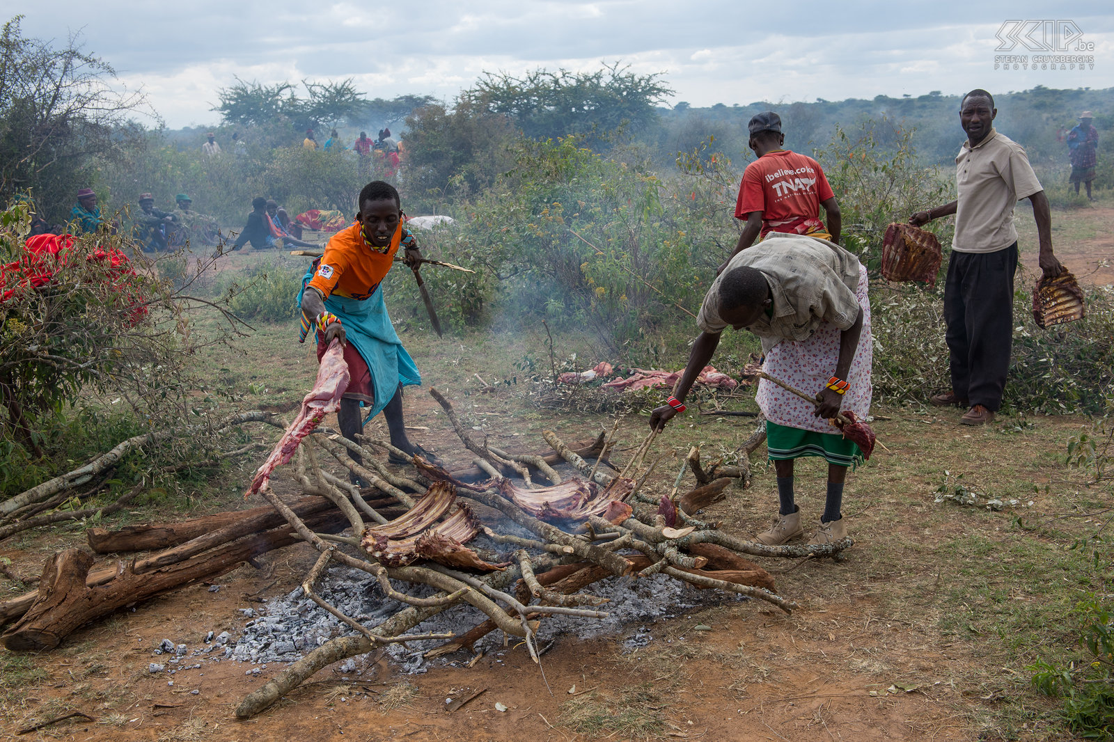 Kisima - Samburu lmuget - Roosteren van het vlees In de late namiddag starten de mzee (oudere mannen) met het roosteren van het vlees voor het feest dat ‘s avonds zal worden gehouden. Stefan Cruysberghs